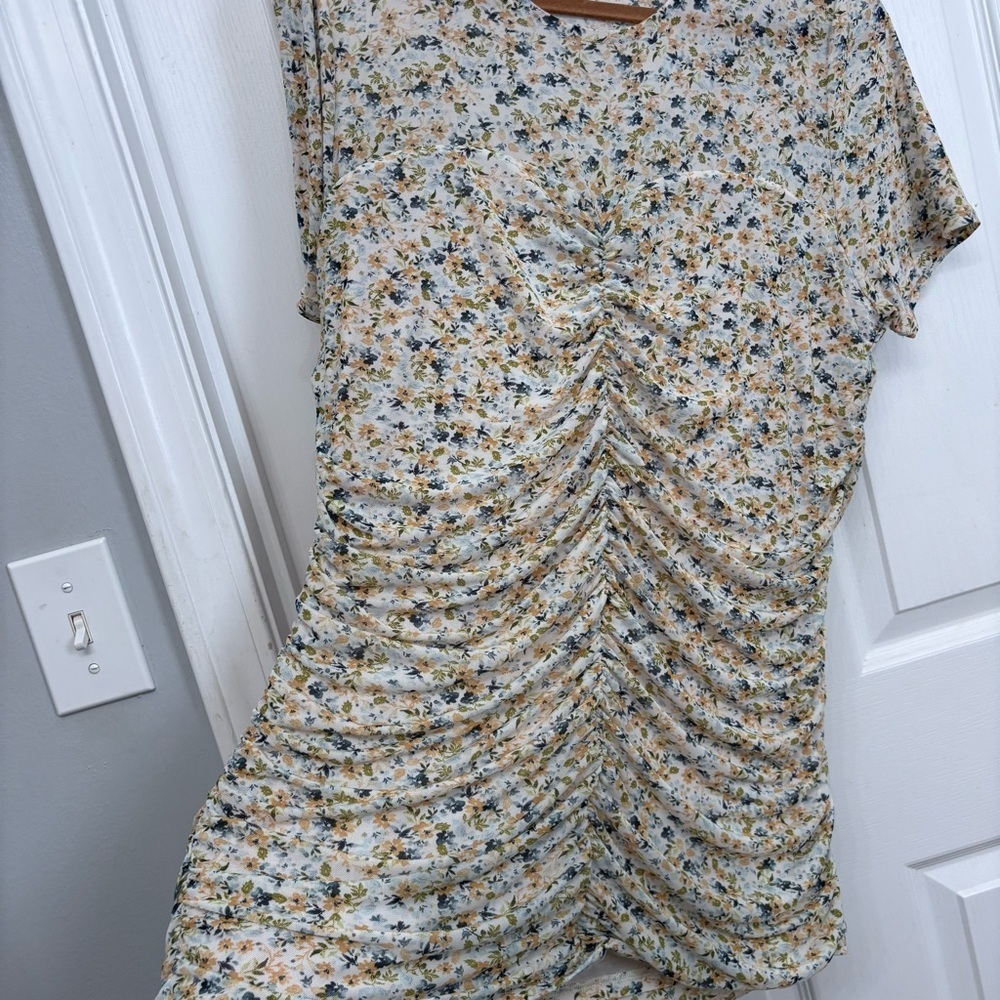 Ivory Floral Ruched Top | Torrid Size 2 - Picture 2 of 8